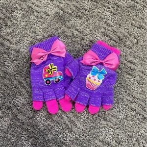 JoJo Siwa Mittens with cupcakes 🧁, roller- skates 🛼 and pink bows 🎀